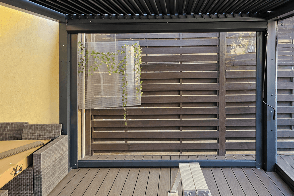 inchidere terasa cu rulouri casetate - pergola bioclimatica inchisa cu rulouri necasetate