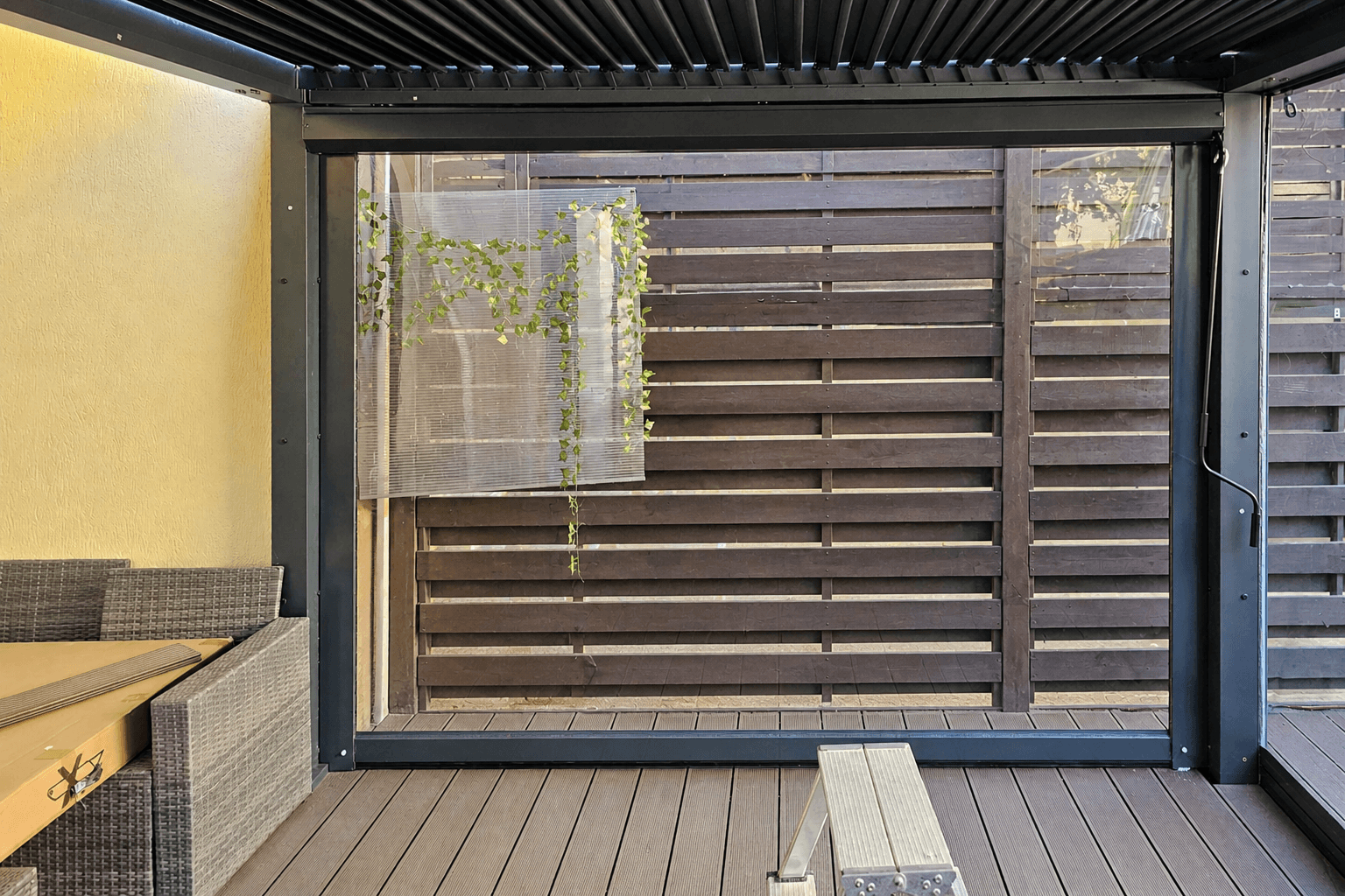 inchidere terasa cu rulouri casetate - pergola bioclimatica inchisa cu rulouri necasetate