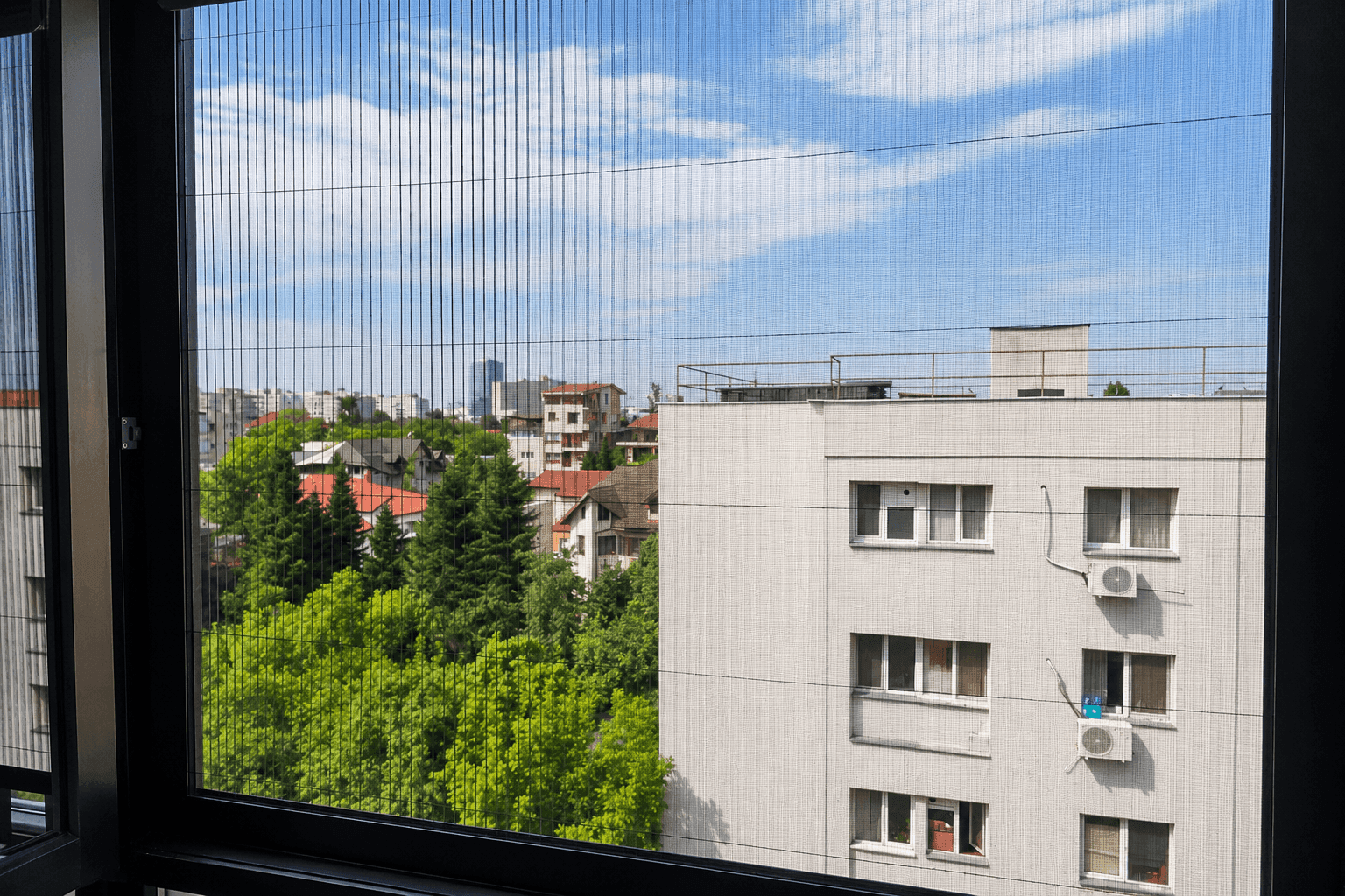 De ce tot mai mulți proprietari aleg plase de țânțari plisse pentru uși și balcoane