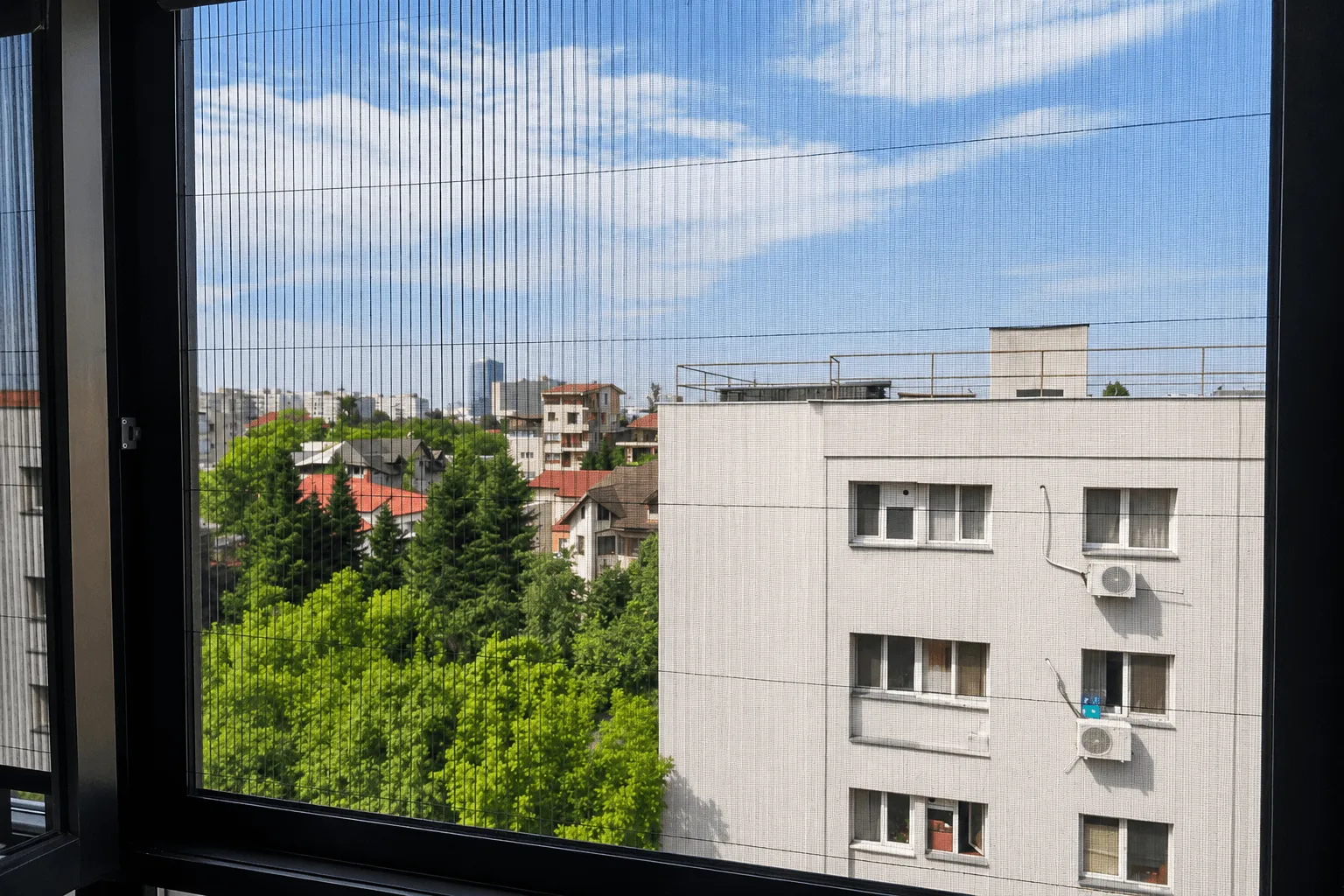 De ce tot mai mulți proprietari aleg plase de țânțari plisse pentru uși și balcoane