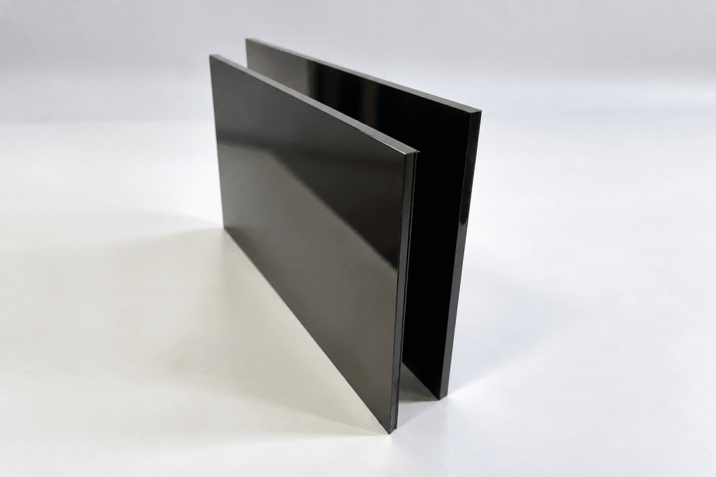 Plexiglas negru folosit pentru panouri, amenajari, decoratiuni